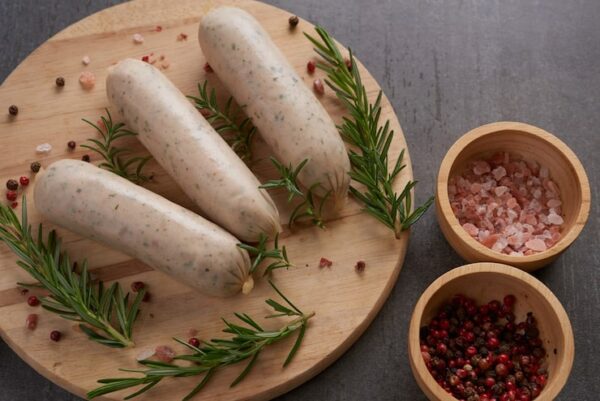 Surowa biała kiełbasa – jak upiec?