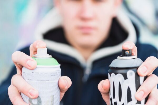 Jak Nakładać Lakier Bezbarwny W Sprayu
