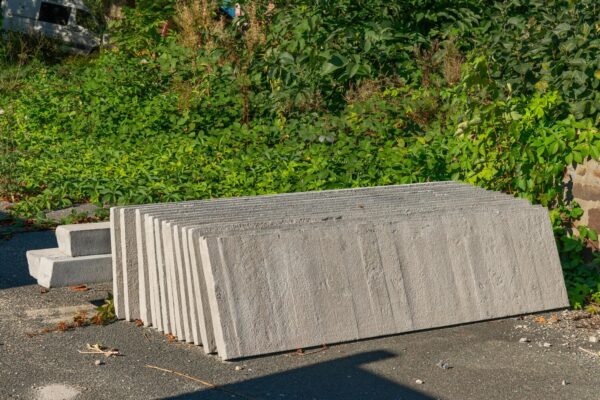 Mur oporowy w infrastrukturze drogowej i przemysłowej