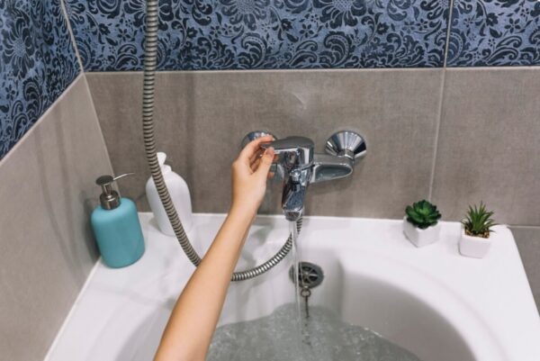 Co zrobić, gdy woda cofa się do zlewu lub wanny?