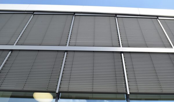Aluminiowe rozwiązania dla trwałych rolet zewnętrznych
